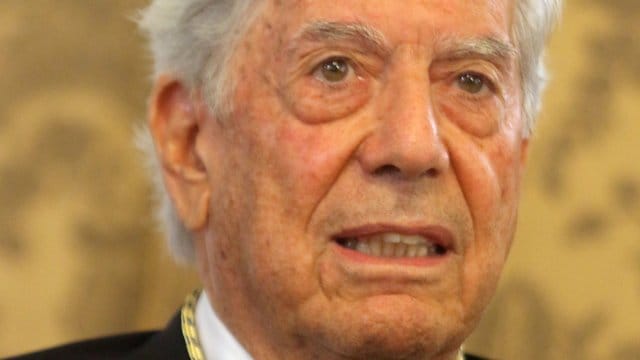 Der peruanische Schriftsteller und Literaturnobelpreisträger Mario Vargas Llosa war schon immer ein politischer Autor. Der peruanische Schriftsteller und Literaturnobelpreisträger Mario Vargas Llosa war schon immer ein politischer Autor.