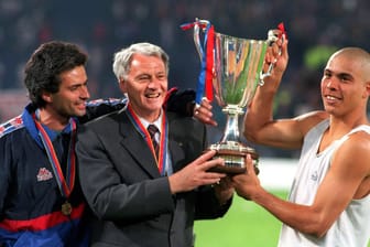 Jose Mourinho (li): Der Portugiese war in den 90er-Jahren Co-Trainer Ronaldos (re.) beim FC Barcelona.