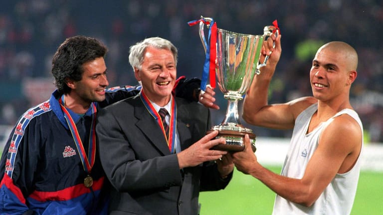 Jose Mourinho (li): Der Portugiese war in den 90er-Jahren Co-Trainer Ronaldos (re.) beim FC Barcelona.