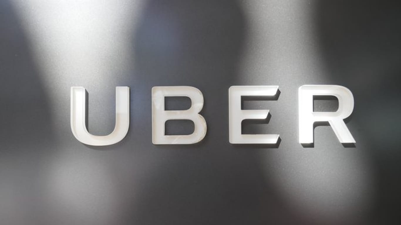 Uber will seine Kunden und Fahrer besser schützen und lässt Trennfolien in den Fahrzeugen einbauen.