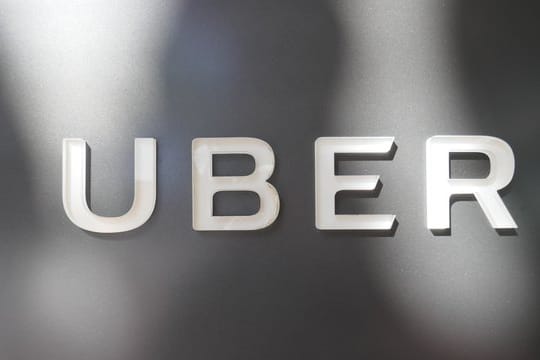 Uber will seine Kunden und Fahrer besser schützen und lässt Trennfolien in den Fahrzeugen einbauen.