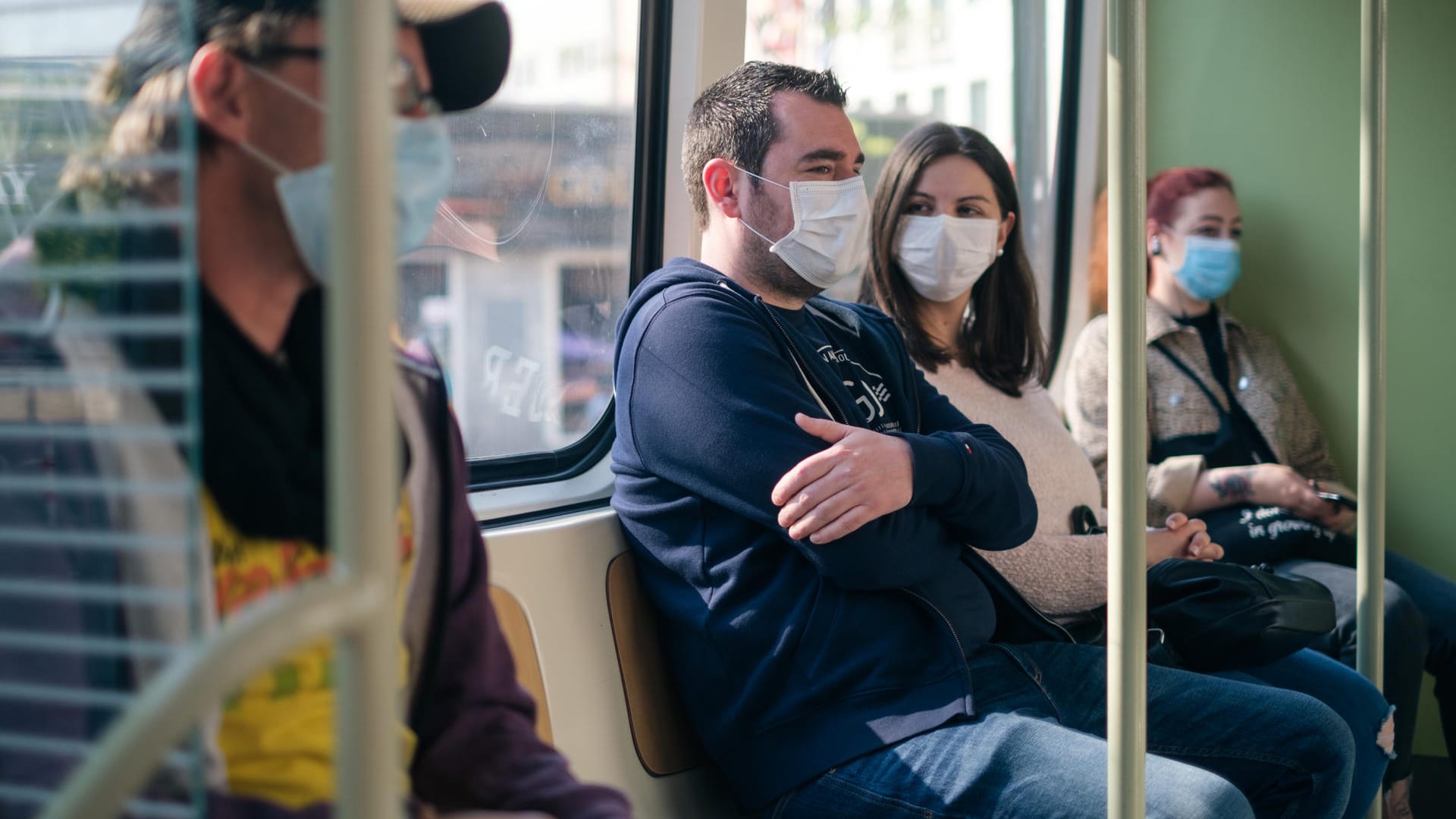 Fahrgäste mit Mundschutz in Hannover Fahrgäste mit Mundschutz in Hannover