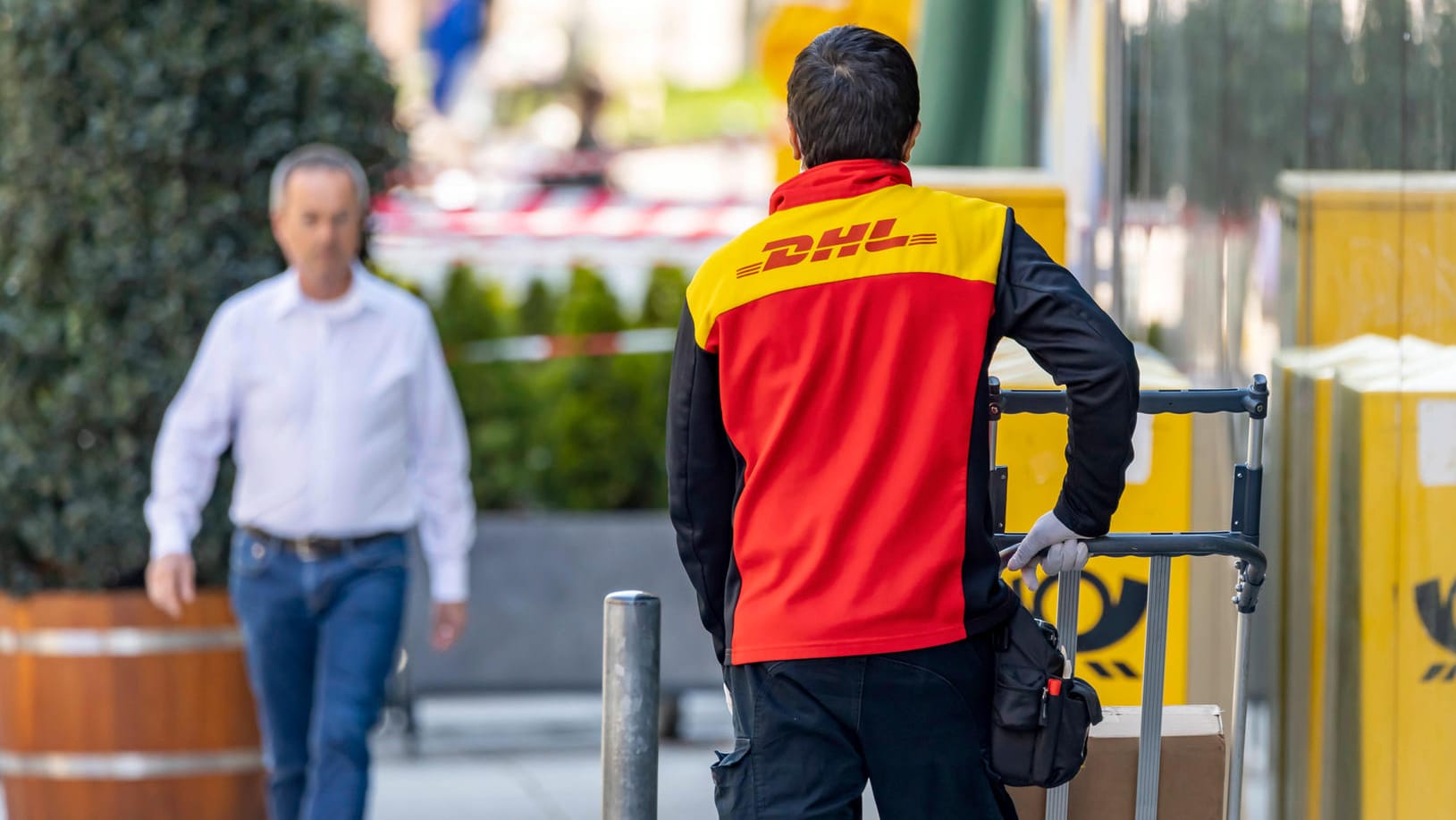 Ein DHL-Paketzusteller: Die Deutsche Post nimmt die Preiserhöhungen von Anfang Januar zurück.