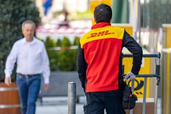 Ein DHL-Paketzusteller: Die Deutsche Post nimmt die Preiserhöhungen von Anfang Januar zurück.