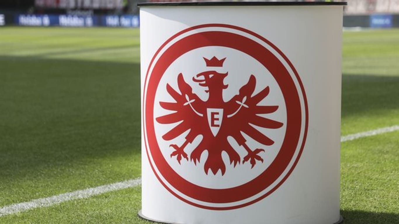 Das Logo von Eintracht Frankfurt auf einem Pult: Von den neuen Eintracht-Masken sind bereits 10.000 vorab bestellt worden.