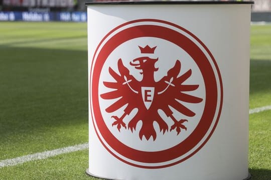 Das Logo von Eintracht Frankfurt auf einem Pult: Von den neuen Eintracht-Masken sind bereits 10.000 vorab bestellt worden.