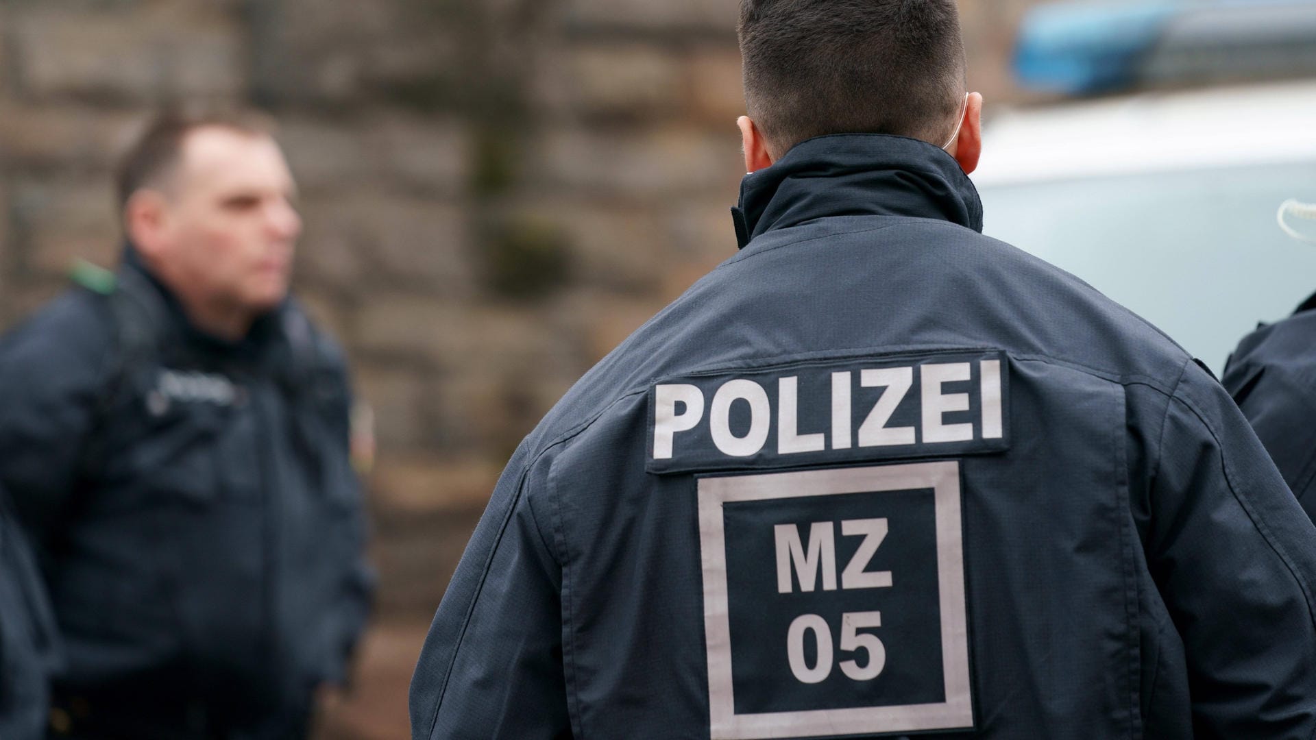 Beamte der Mainzer Polizei im Einsatz: In Mombach hat es einen Unfall zwischen einem Taxi- und einer Radfahrerin gegeben. Beamte der Mainzer Polizei im Einsatz: In Mombach hat es einen Unfall zwischen einem Taxi- und einer Radfahrerin gegeben.