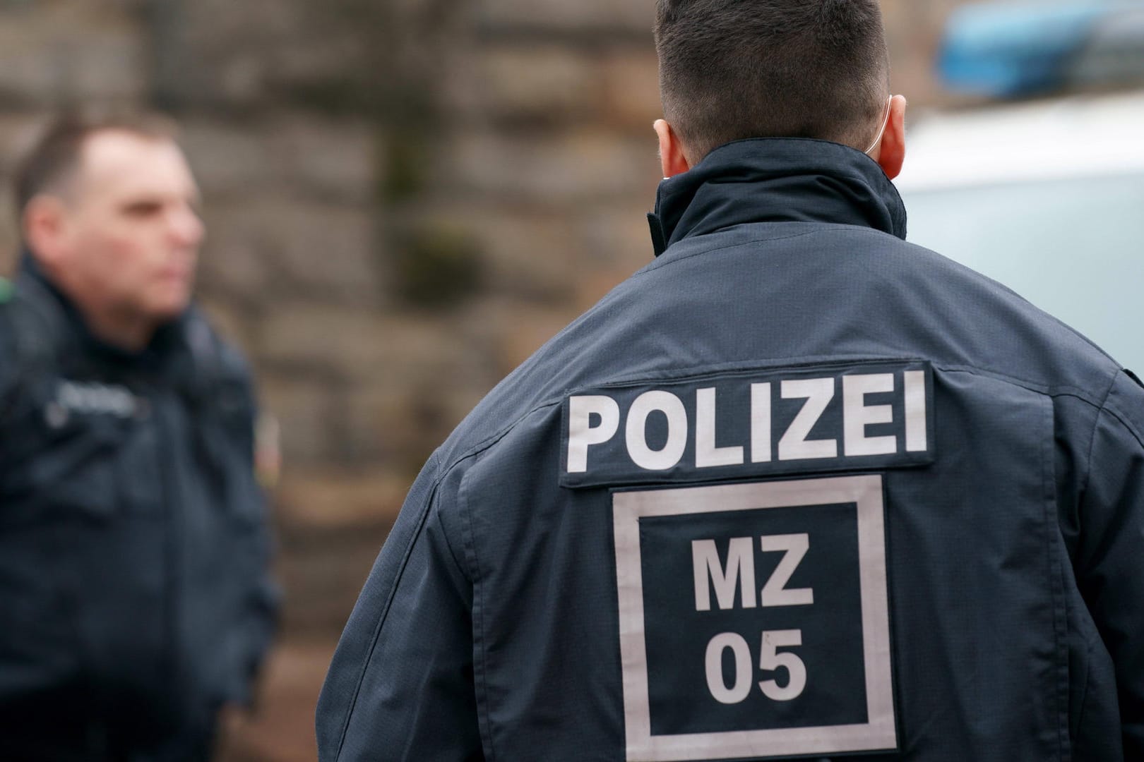 Beamte der Mainzer Polizei im Einsatz: In Mombach hat es einen Unfall zwischen einem Taxi- und einer Radfahrerin gegeben.