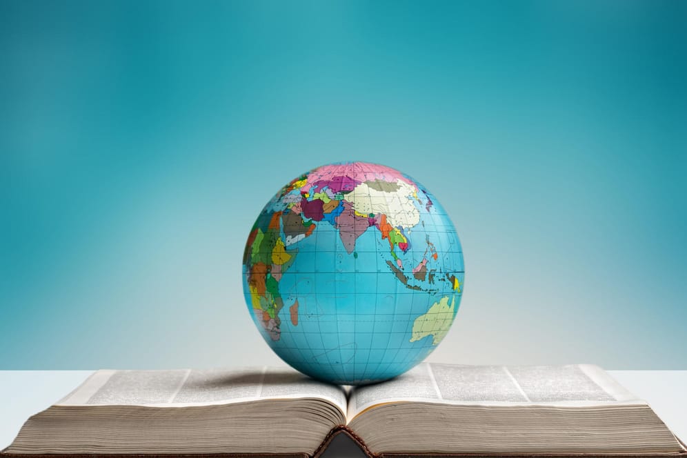 Globus auf Buch