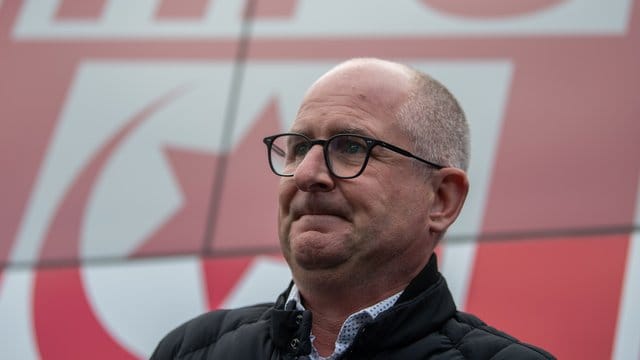 Jens Rauschenbach, Präsident des Halleschen FC, hält einen Umzug für "Wettbewerbsverzerrung". Jens Rauschenbach, Präsident des Halleschen FC, hält einen Umzug für "Wettbewerbsverzerrung".