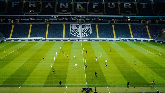 Ein Bild, an das sich sowohl Spieler als auch Fans vorerst wohl gewöhnen müssen: Fußballspiele vor leeren Rängen. Ein Bild, an das sich sowohl Spieler als auch Fans vorerst wohl gewöhnen müssen: Fußballspiele vor leeren Rängen.