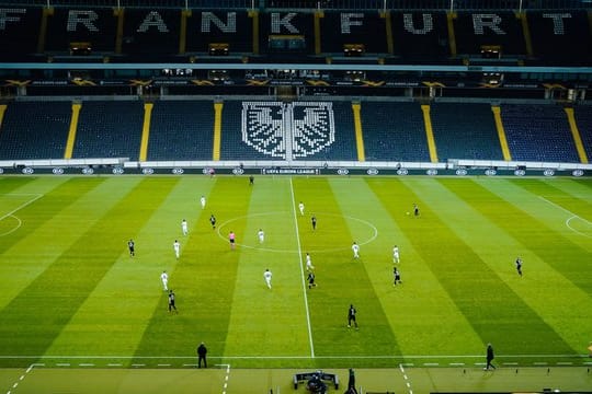 Ein Bild, an das sich sowohl Spieler als auch Fans vorerst wohl gewöhnen müssen: Fußballspiele vor leeren Rängen.