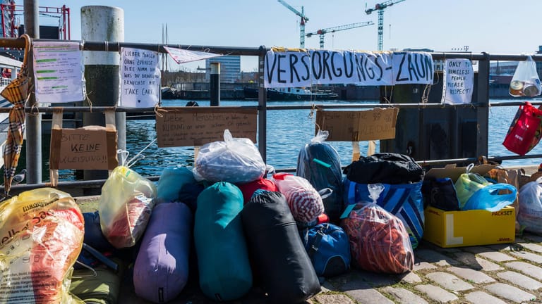 Versorgungszaun in Kiel an der Hörnbrücke: Hier hatten zu Beginn der Corona-Krise zahlreiche Kieler Spendentüten für Obdachlose abgelegt.
