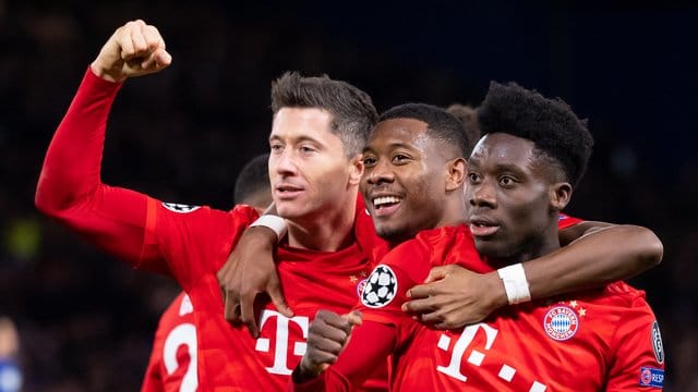 Fühlt sich wohl in Bayerns Star-Ensample: Alphonso Davies (r).