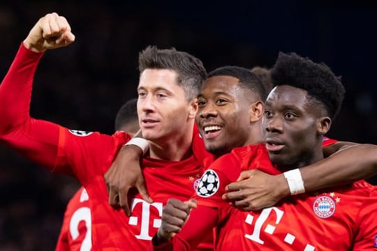 Fühlt sich wohl in Bayerns Star-Ensample: Alphonso Davies (r).
