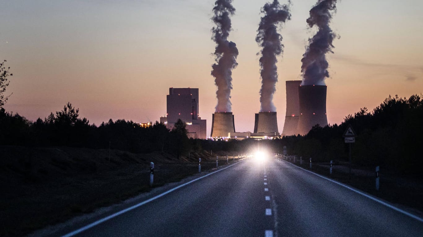 Aus einem Kohlekraftwerk in der Lausitz steigt Wasserdampf auf: Durch die Corona-Krise geraten die Zeitpläne für den Kohleausstieg in Gefahr.