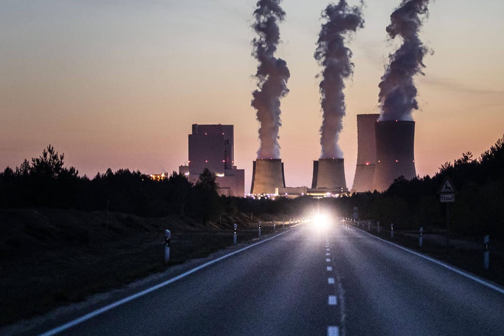 Aus einem Kohlekraftwerk in der Lausitz steigt Wasserdampf auf: Durch die Corona-Krise geraten die Zeitpläne für den Kohleausstieg in Gefahr.