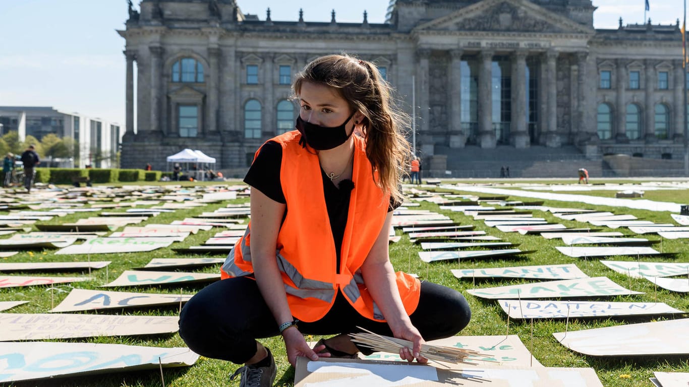Aktivistin Luisa Neubauer vor dem Reichstag: Die Fridays-for-Future-Bewegung fürchtet, dass die Klimakrise in den Hintergrund rückt.
