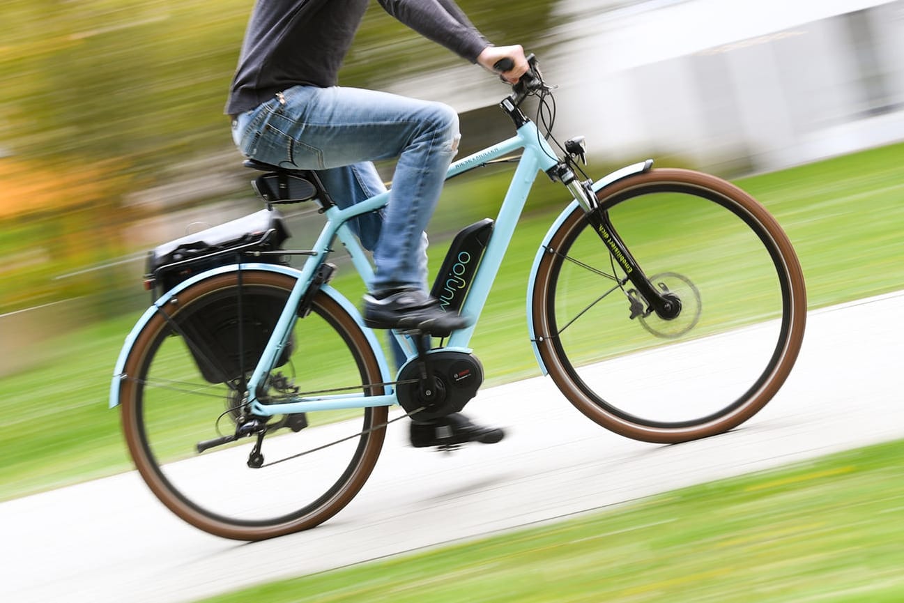 Ganz gemütlich: Wer nicht ins Schwitzen kommen möchte, nutzt auf dem Weg zur Arbeit die volle Motorunterstützung des Pedelecs.