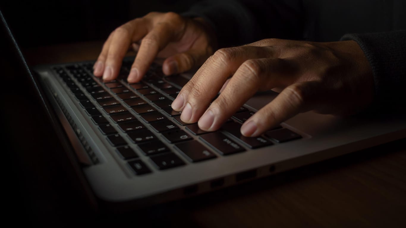 Eine Hand an einer Tastatur (Symbolbild): Save.tv warnt Nutzer vor Identitätsdiebstahl.