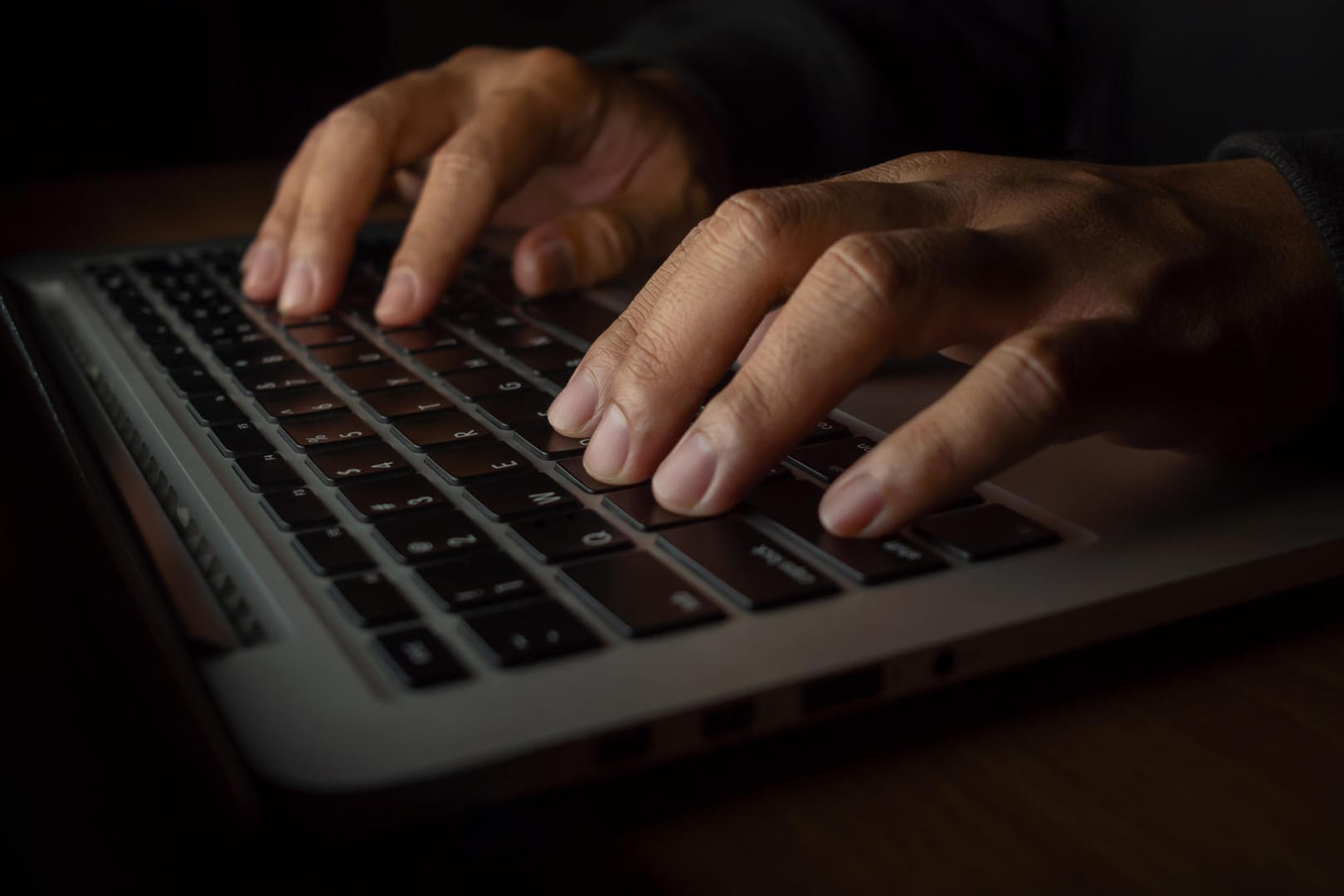 Eine Hand an einer Tastatur (Symbolbild): Save.tv warnt Nutzer vor Identitätsdiebstahl.