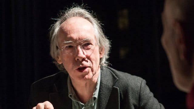 Der Schriftsteller Ian McEwan wird mit einer Goethe-Medaille geehrt. Der Schriftsteller Ian McEwan wird mit einer Goethe-Medaille geehrt.