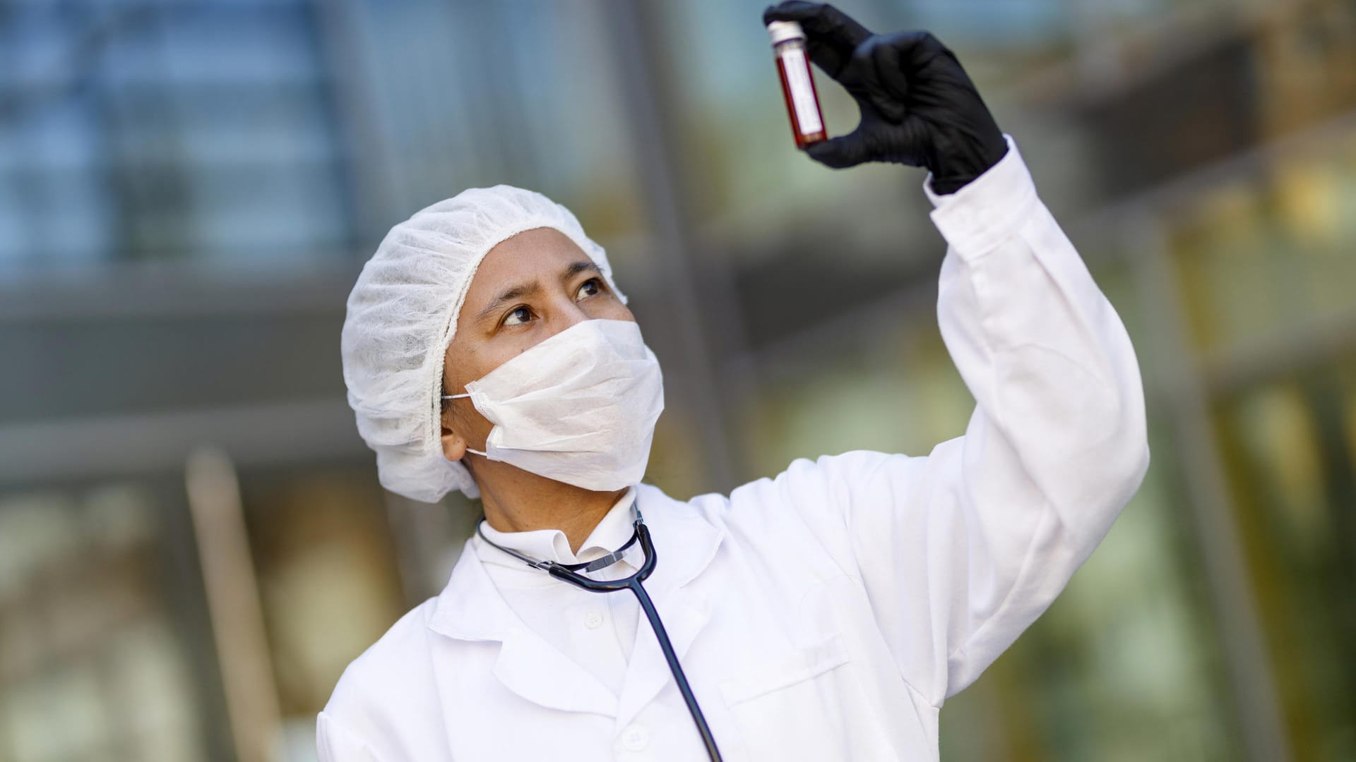 Eine Virologin posiert mit einer Corona-Blutprobe (Symbolfoto): Die Reproduktionsrate soll am besten unter eins liegen. Eine Virologin posiert mit einer Corona-Blutprobe (Symbolfoto): Die Reproduktionsrate soll am besten unter eins liegen.