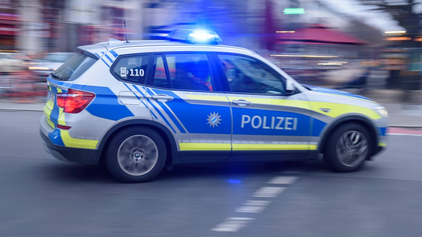 Ein fahrendes Polizeiauto: Am Giesinger Bahnhof sind Polizisten angegriffen worden.