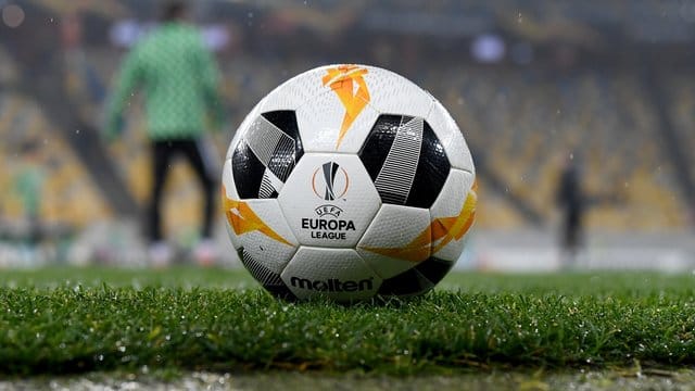 In allen europäischen Topligen und Wettbewerben ruht wegen der Coronavirus-Pandemie der Ball. In allen europäischen Topligen und Wettbewerben ruht wegen der Coronavirus-Pandemie der Ball.