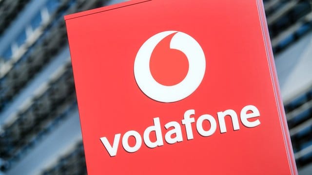 Das Vodafone-Logo steht vor der Vodafone-Deutschland-Zentrale.