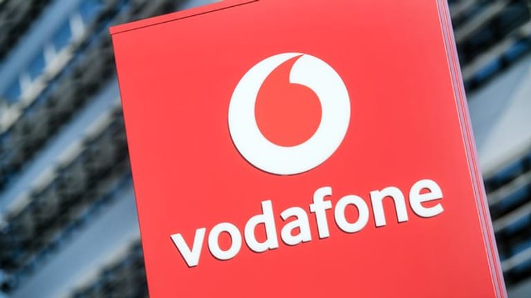 Das Vodafone-Logo steht vor der Vodafone-Deutschland-Zentrale.