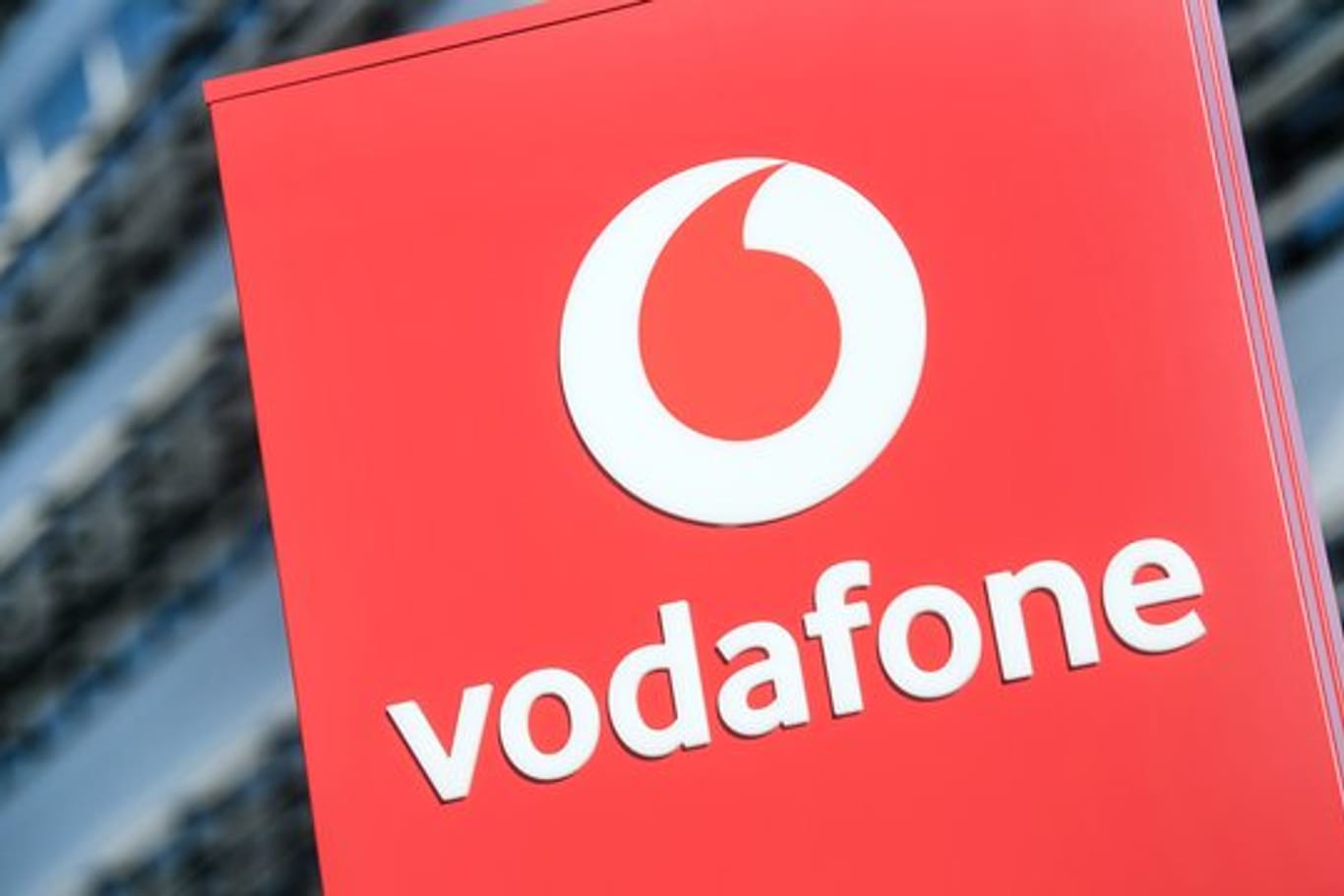 Das Vodafone-Logo steht vor der Vodafone-Deutschland-Zentrale.