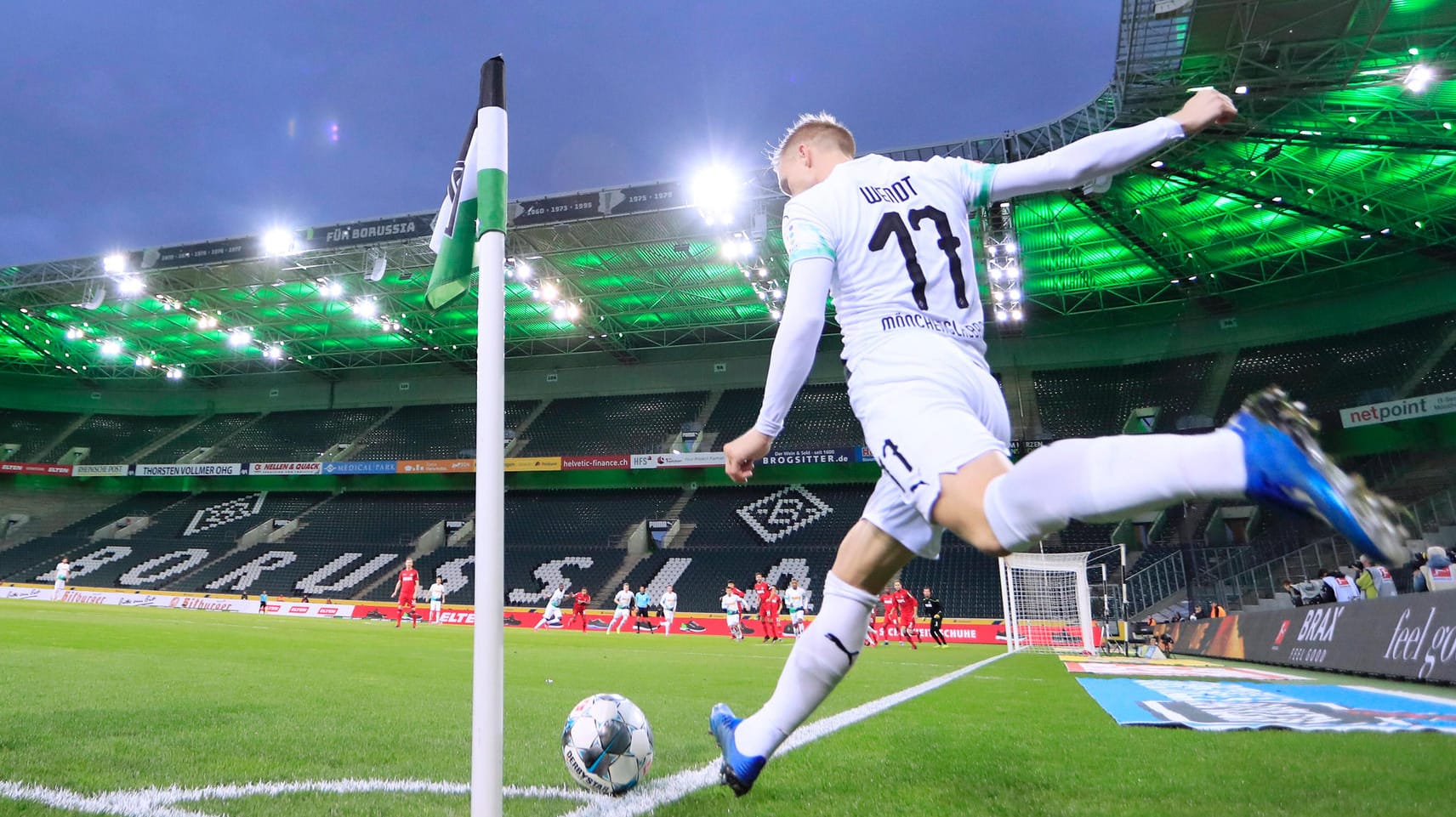 Mönchengladbachs Oscar Wendt tritt im bisher einzigen Geisterspiel der Bundesliga eine Ecke: Beim Neustart des Wettbewerbs ist die Liga von der Politik abhängig. Mönchengladbachs Oscar Wendt tritt im bisher einzigen Geisterspiel der Bundesliga eine Ecke: Beim Neustart des Wettbewerbs ist die Liga von der Politik abhängig.