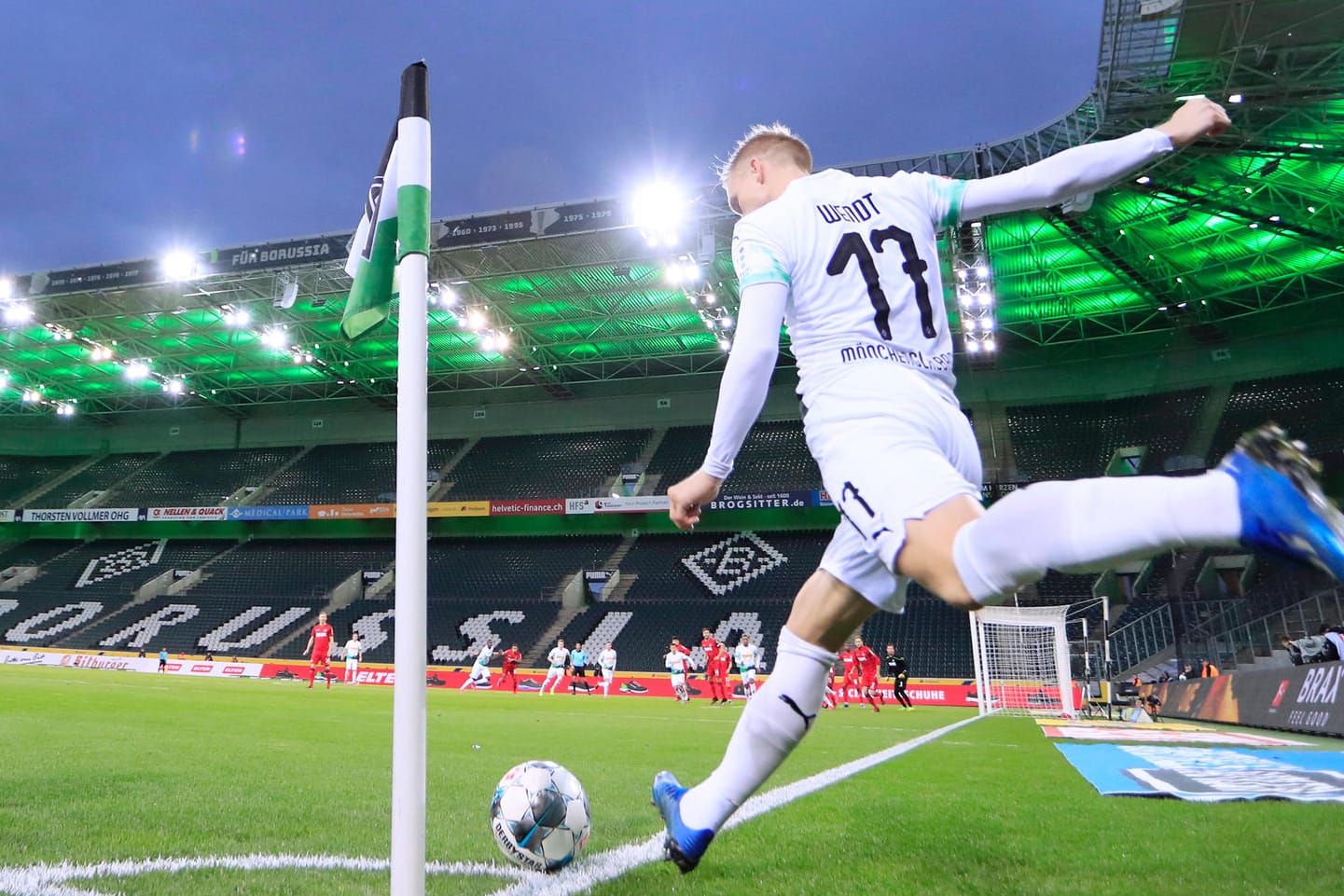 Mönchengladbachs Oscar Wendt tritt im bisher einzigen Geisterspiel der Bundesliga eine Ecke: Beim Neustart des Wettbewerbs ist die Liga von der Politik abhängig.