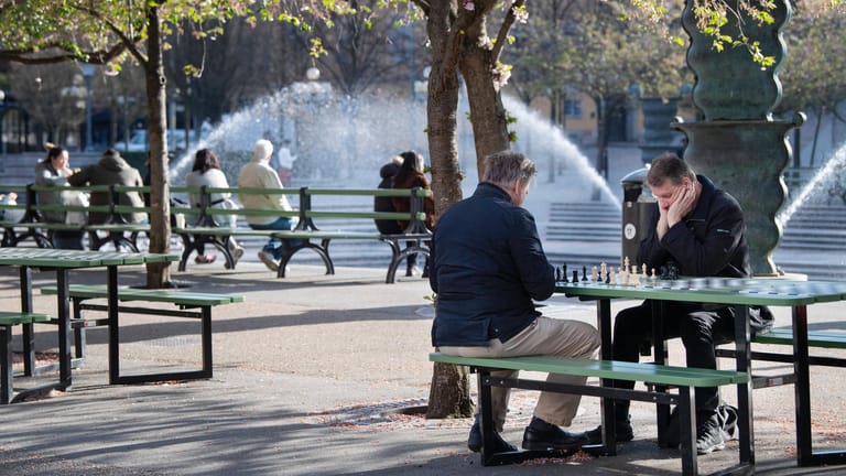 Männer spielen Schach auf einem öffentlichen Platz in Stockholm: Auch in Schweden wird empfohlen, zu Hause zu bleiben – doch Ausgangssperren gibt es nicht.