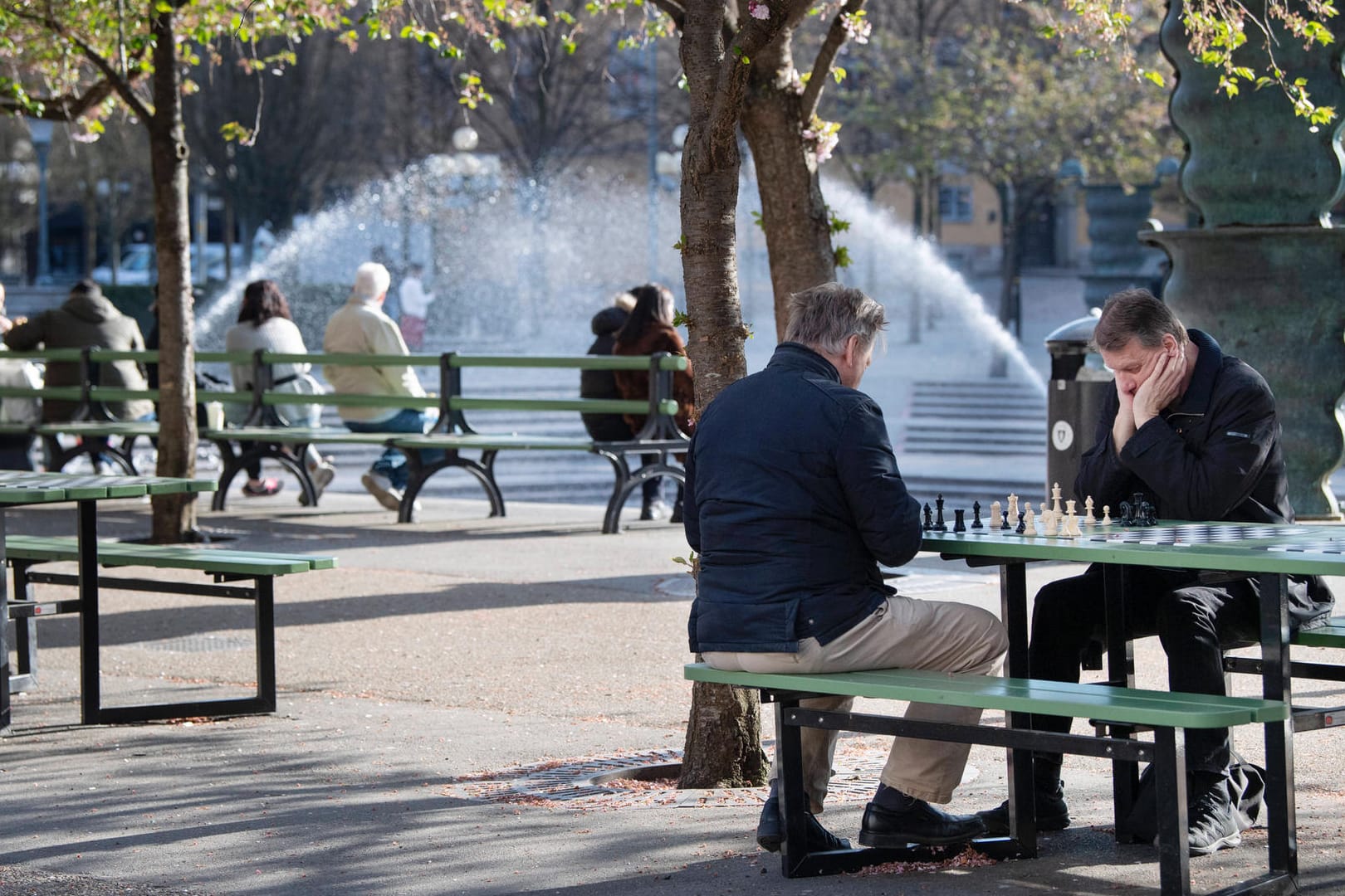 Männer spielen Schach auf einem öffentlichen Platz in Stockholm: Auch in Schweden wird empfohlen, zu Hause zu bleiben – doch Ausgangssperren gibt es nicht.