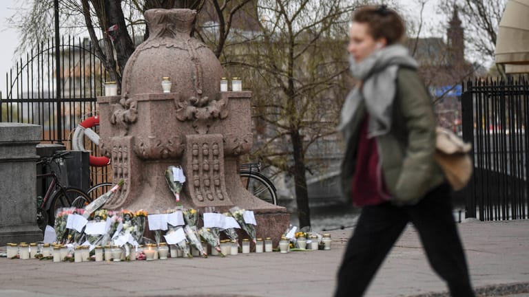 Eine Gedenkstelle vor dem Parlamentsgebäude in Stockholm, an dem Blumen und Kerzen für Covid-19-Opfer niedergelegt wurden: Die Dunkelziffer der Corona-Toten dürfte hoch sein.
