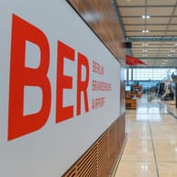 Blick in das Hauptterminalgebäude des Hauptstadtflughafens BER in Schönefeld: Er darf laut Behörde im Oktober nun öffnen.