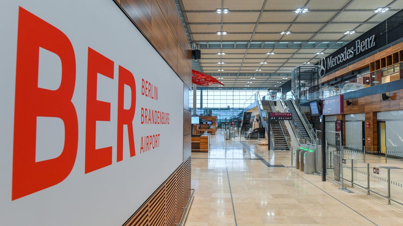 Blick in das Hauptterminalgebäude des Hauptstadtflughafens BER in Schönefeld: Er darf laut Behörde im Oktober nun öffnen.