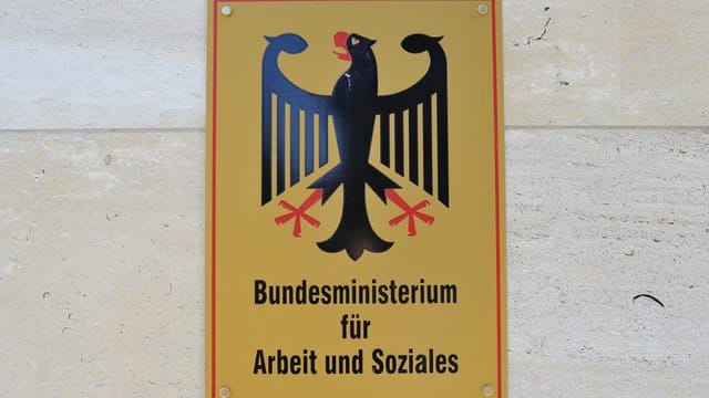 Das Bundesarbeitsministerium hat schon mal grünes Licht für Geisterspiele gegeben. Das Bundesarbeitsministerium hat schon mal grünes Licht für Geisterspiele gegeben.