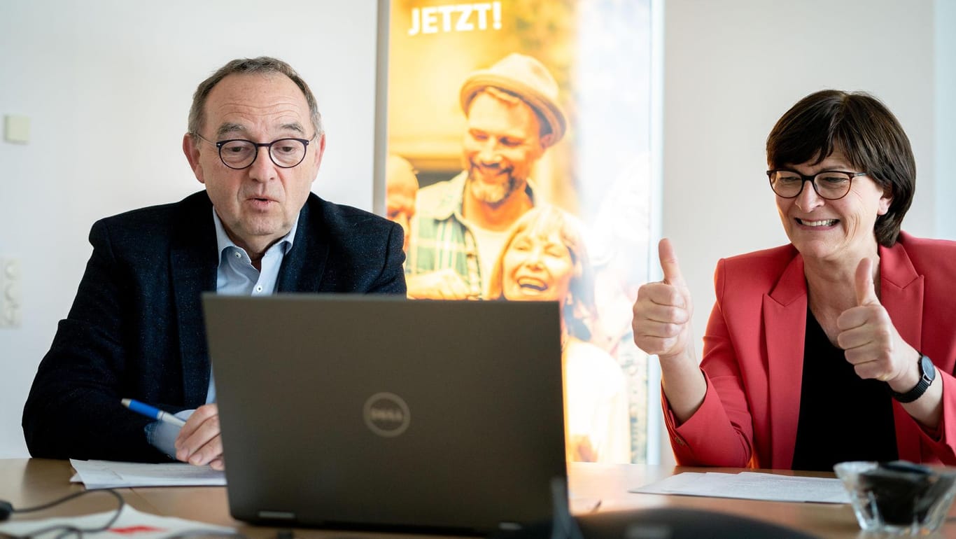 Daumen hoch: Die SPD-Vorsitzenden Saskia Esken und Norbert Walter-Borjans bei einer Online-Pressekonferenz.