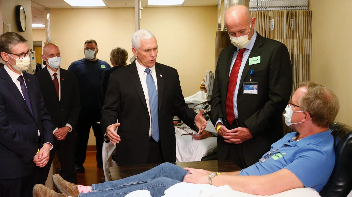 Braucht wohl keine Maske: US-Vizepräsident Mike Pence beim Besuch der Mayo Clinic in Rochester im US-Staat Minnesota.