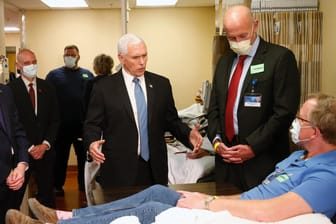 Braucht wohl keine Maske: US-Vizepräsident Mike Pence beim Besuch der Mayo Clinic in Rochester im US-Staat Minnesota.