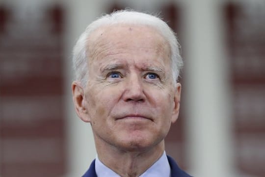 Bereits im vergangenen Frühling war Biden mit Vorwürfen mehrerer Frauen konfrontiert gewesen, wonach er diesen gegen ihren Willen zu nah gekommen sei.