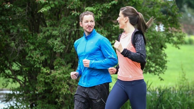 Wenn man sich beim Joggen noch ohne Probleme unterhalten kann, passt das Lauftempo.