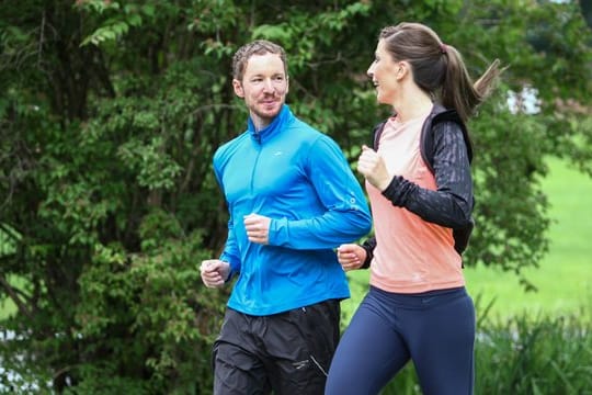 Wenn man sich beim Joggen noch ohne Probleme unterhalten kann, passt das Lauftempo.