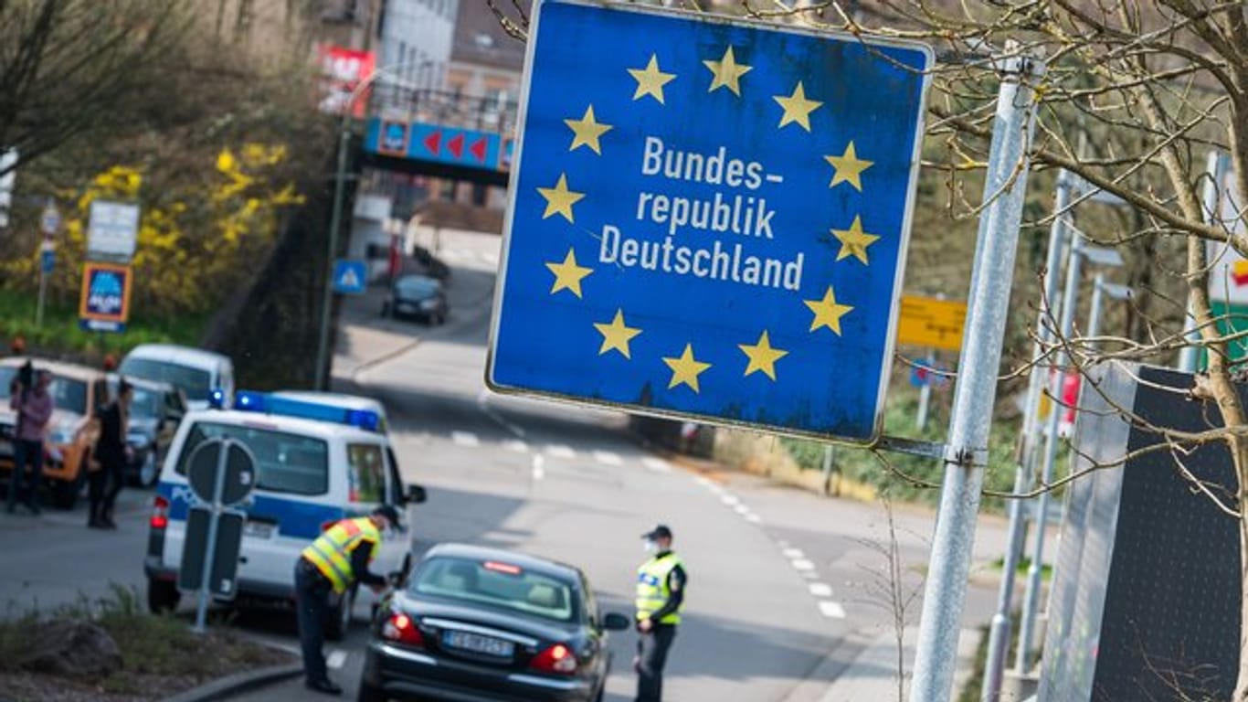 Beamte der Bundespolizei kontrollieren ein Fahrzeug.