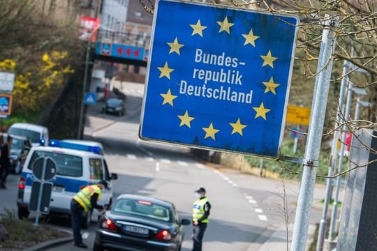 Beamte der Bundespolizei kontrollieren ein Fahrzeug.