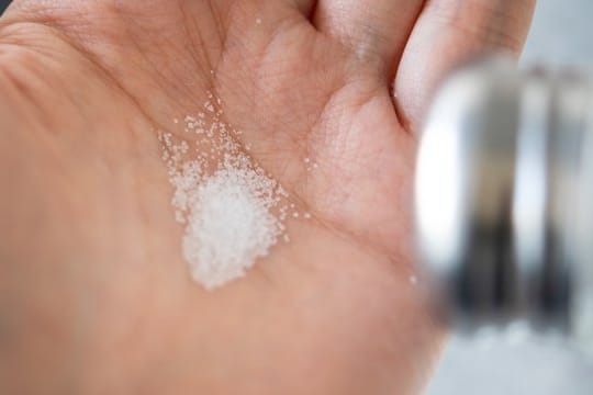 Salz: Eine Prise macht Essen erst schmackhaft. Doch wer es übertreibt, tut seiner Gesundheit keinen Gefallen.