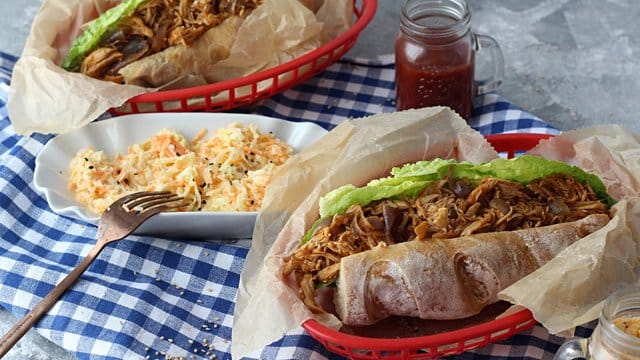 Herzhaft lecker: Für das Pulled Chicken werden Hähnchenbrustfilets 1,5 Stunden im Ofen gegart, anschließend auseinander gezupft und im Baguette serviert.